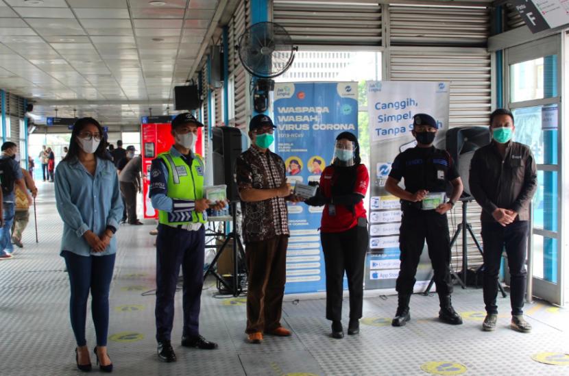pembagian healthy kit pada petugas dan penumpang transjakarta