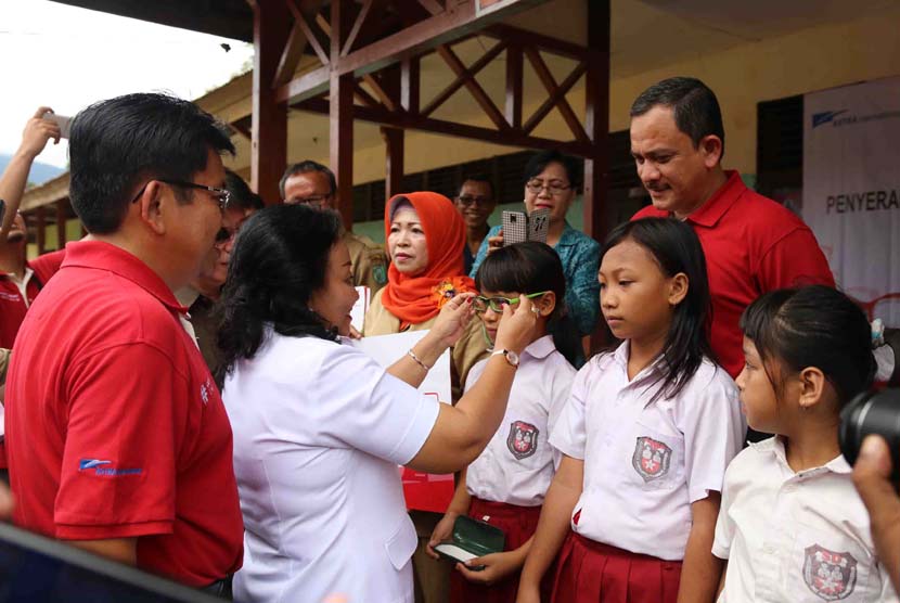 Pembagian kacamata oleh Astra di Entikong, Kalimantan Barat, Selasa (12/1).