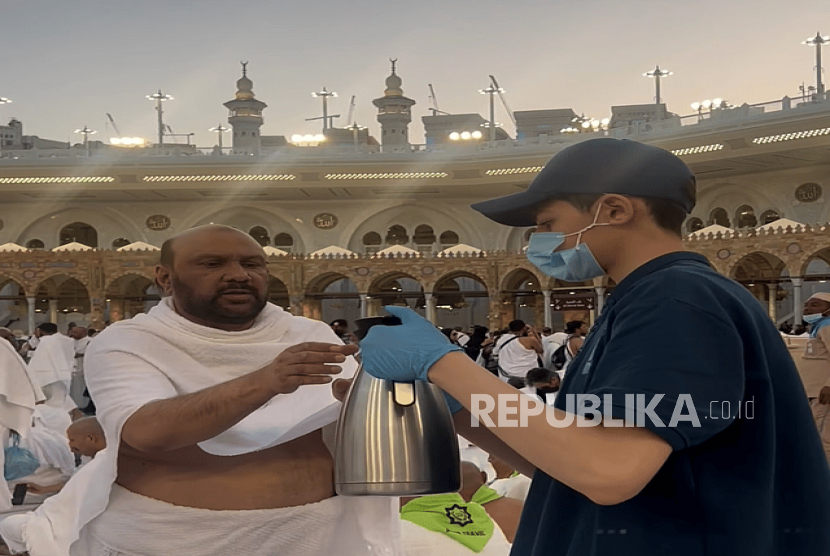 Pembagian kopi di Masjidil Haram