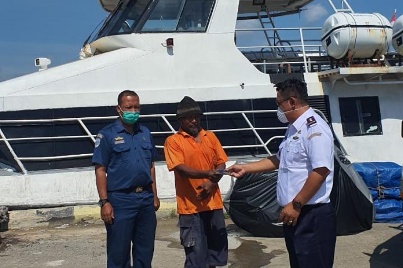 Pembagian masker gratis di Pelabuhan Brondong, Jatim. 