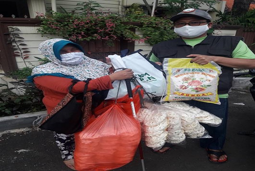 Pembagian paket sembako yang didonasikan karawan PLN  kepada para penyandang tunanetra/disabilitas di wilayah Cilengsi Bogor dan Meruya Jakarta Barat