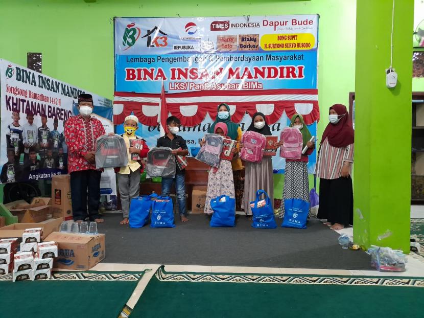  Pembagian peralatan sekolah untuk anak-anak dampingan Panti Asuhan LPPM BIMa.