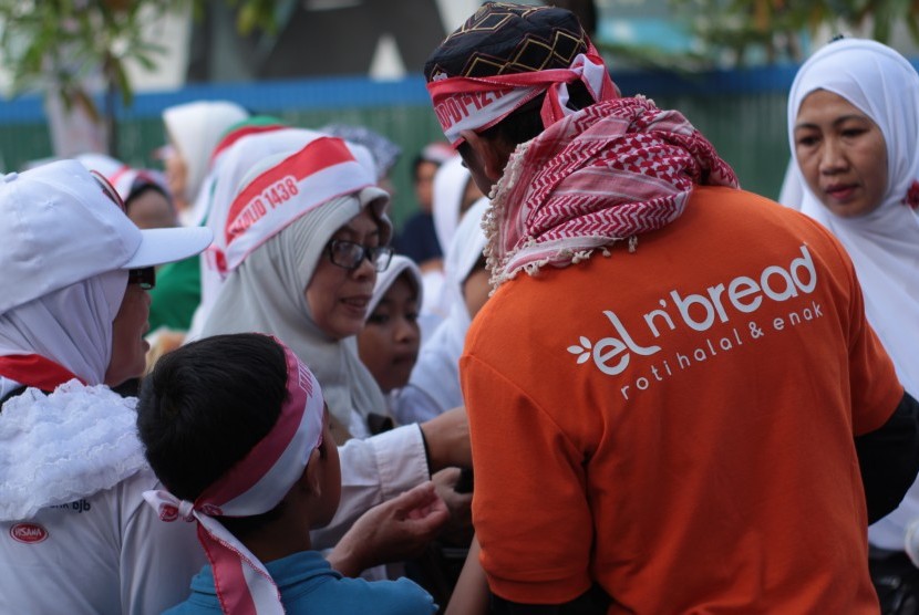 Pembagian roti gratis dari El n'Bread di acara 1212, Senin (12/12).