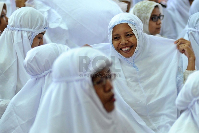 Pembagian mukena gratis di Masjid Sunda Kelapa, Jakarta, Rabu (18/6) (ilustrasi) (Republika/Tahta Aidilla)