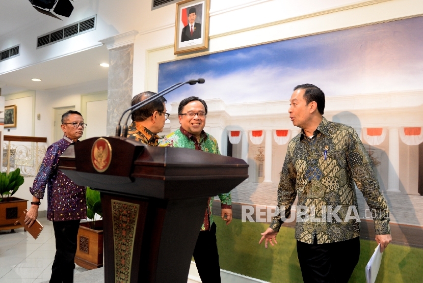 Pembahasan Pengampunan Pajak. (dari kiri) Kepala Dirjen Pajak Ken Dwijugiasteadi, Menteri Keuangan Bambang Brodjonegoro, Sekretaris Kabinet Pramono Anung, dan Menteri Perdagangan Thomas Lembong sebelum memberikan keterangan pers usai rapat terbatas bersama