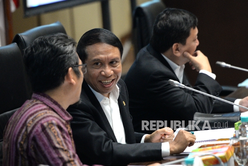 Mendagri Tjahjo Kumolo  saat mengikuti Rapat Kerja bersama Komisi II DPR RI, Komplek Parlemen Senayan, Jakarta, Senin (16/10).