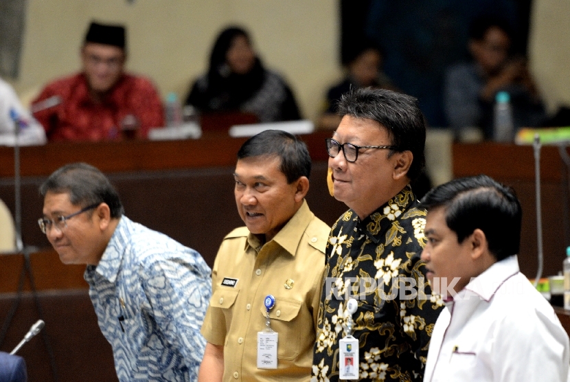 Pembahasan RUU Ormas. Mendagri Tjahjo Kumolo (kedua kanan) bersama Menkominfo Rudiantara (kiri) mengikuti Rapat Kerja bersama Komisi II DPR RI, Komplek Parlemen Senayan, Jakarta, Senin (16/10).