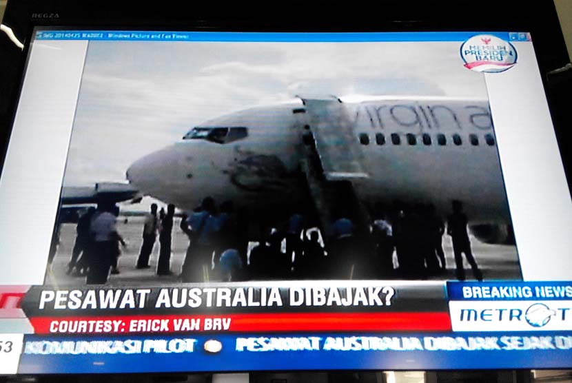 Berita pembajakan maskapai Virgin Australia di televisi.