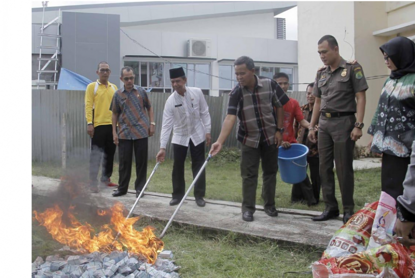  Pembakaran 20.766 keping Kartu Tanda Penduduk Elektronik (KTP-El) dilakukan Dinas Kependudukan dan Catatan Sipil (Disdukcapil) Musi Banyuasin (Muba) terhadap KTP-El rusak atau invalid, Jumat (14/12). 