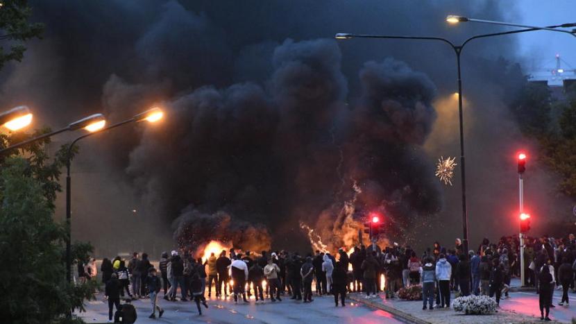 Bentrok di Norwegia Usai Seorang Wanita Menyobek Alquran. Foto: Pembakaran alquran di Malmo, Swedia memicu terjadinya kerusuhan.