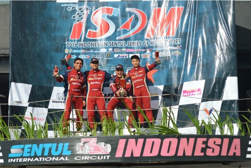 Pembalap ABM Motorsport (kiri ke kanan) Paul Montolalu, Posma Panggabean, Silas Adriyanto dan Gerhard Lukita sedang memegang piala saat di podium juara dalam perhelatan Indonesian Sentul Serie of Motorsport (ISSOM) 2016 seri ke-5 yang dihelat di Sirkuit In