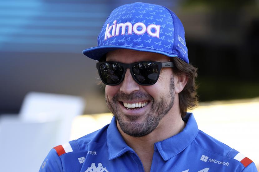 Pembalap Alpen Fernando Alonso dari Spanyol tiba di trek jelang Grand Prix Formula Satu Australia di Melbourne, Australia.