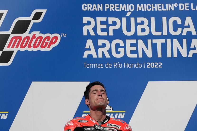 Pembalap Aprilia, Aleix Espargaro menjadi juara MotoGP seri Argentina di Sirkuit Termas de Rio Hondo, Ahad (3/4/2022).