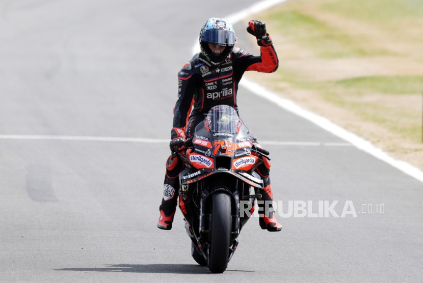 Pembalap Aprilia Racing Marco Bezzecchi asal Italia merayakan kemenangannya dalam balapan MotoGP di Grand Prix Inggris di Sirkuit Silverstone, Towcester, Ahad, 25 Mei 2025. 