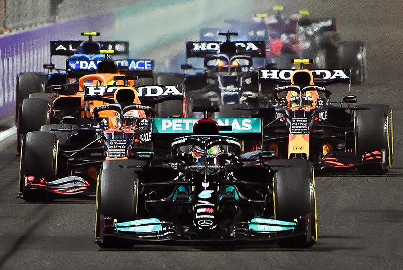 Pembalap asal Inggris dari tim Mercedes-AMG Petronas Lewis Hamilton ada di posisi depan, usai menjuarai Grand Prix Arab Saudi