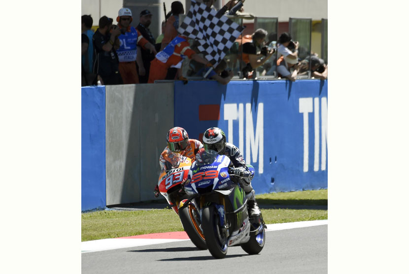 Pembalap asal Spanyol, Jorge Lorenze (kanan) dari Movistar Yamaha melaju terdepan pada MotoGP di sirkuit Mugello, Italia (Ahad (22/5).