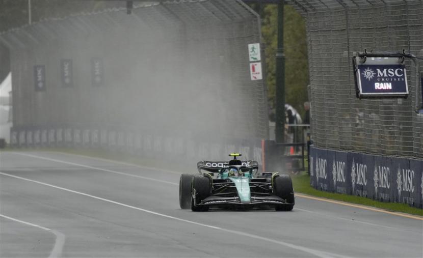 Pembalap Aston Martin Fernando Alonso pada sesi latihan kedua Grand Prix Australia yang berlangsung cukup menantang karena hujan mengguyur trek di Sirkuit Albert Park, Jumat (31/3/2023).
