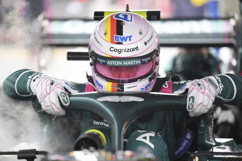  Pembalap Aston Martin Sebastian Vettel dari Jerman masuk ke kokpit mobilnya.