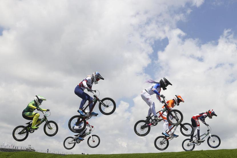 Pembalap BMC Prancis Axelle Etienne (ketiga kanan) menggunakan sepeda Thrill buatan Indonesia di Olimpiade Tokyo 2020..