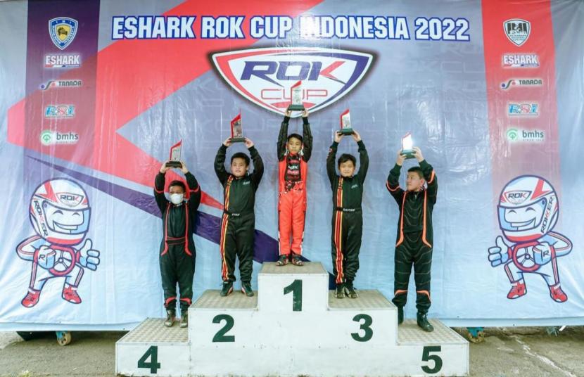 Pembalap cilik berbakat, Abyan Aqila (tengah), kembali meraih podium juara 1 pada laga pemungkas kejuaraanEshark Rok Cup 2022. 