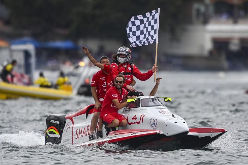 Pembalap dari tim Sharjah Rusty Wyatt dan sejumlah kru berselebrasi usai menang balap Kejuaraan Dunia Perahu Motor F1 Powerboat (F1H2O) 2024 di Danau Toba, Balige, Sumatera Utara, Ahad (3/3/2024).