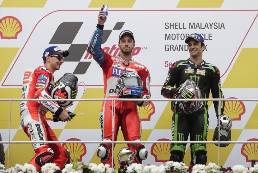 Pembalap Ducati Andrea Dovizioso (tengah) berjaya di Sirkuit Sepang, Malaysia, pada seri ke-17 musim ini, Ahad (29/10) siang WIB. Finis di belakang Dovi, ada rekan setimnya, Jorge Lorenzo (kiri), dan rookie MotoGP dari tim Yamaha Tech 3, Johann Zarco (kanan). 