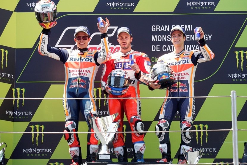 Pembalap Ducati Andrea Dovizioso (tengah) menjuarai GP Katalunya, Ahad (11/6).