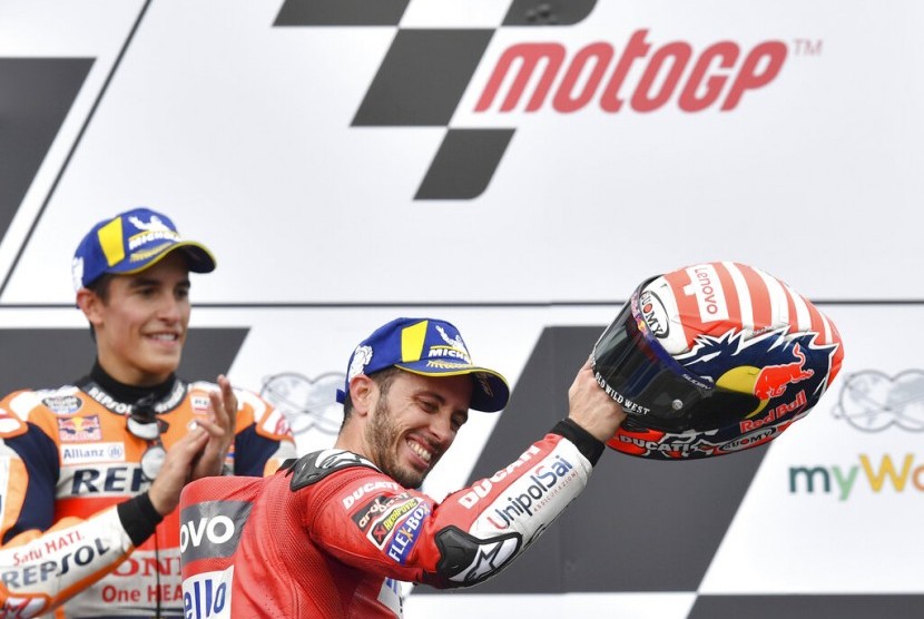 Pembalap Ducati, Andrea Dovizoso (kanan) dan pembalap Repsol Honda, Marc Marquez di podium GP Austria, Ahad (11/8).