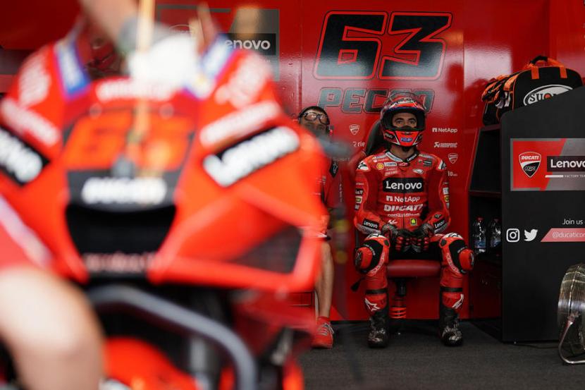 Pembalap Ducati, Francesco Bagnaia berada di paddock tim pada sesi kualifikasi GP Misano, Sabtu (18/9). Bagnaia meraih pole position dan akan start terdepan pada balapan hari ini.