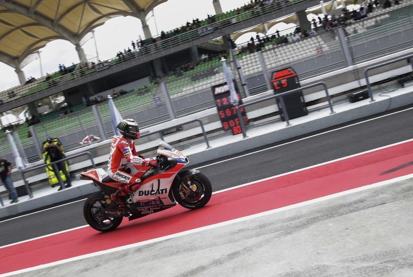 Pembalap Ducati, Jorge Lorenzo saat menjalani tes di sirkut Sepang, Malaysia, Selasa (31/1).