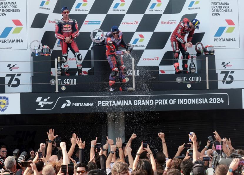 Pembalap Ducati Jorge Martin (tengah) merayakan gelar juara MotoGP Indonesia di Sirkuit Mandalika, Lombok Tengah, Ahad (29/9/2024) sore,