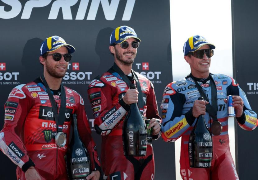 Pembalap Ducati Lenovo Francesco Bagnaia (tengah) menjuarai balapan Sprint MotoGP Indonesia di Sirkuit Mandalika, Lombok, NTB, Sabtu (28/9/2024) sore.