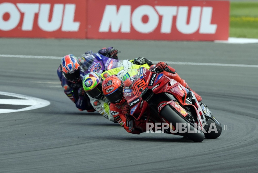 Pembalap Ducati Lenovo Marc Marquez saat berlaga di GP Inggris di Sirkuit Silverstone, Ahad (25/5/2025).