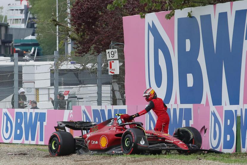 Pembalap Ferrari Carlos Sainz saat mobilnya masuk gravel pada balapan Formula Satu (F1) di GP Emilia Romagna yang membuatnya tidak bisa melanjutkan balapan.