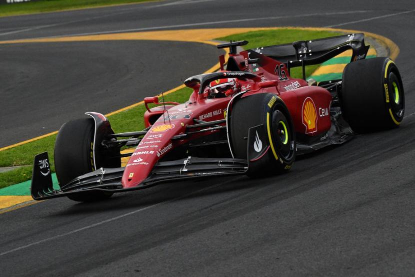 Pembalap Ferrari Charles Leclerc dalam sesi latihan bebas GP Australia, Jumat (8/4/2022) di Melbourne.