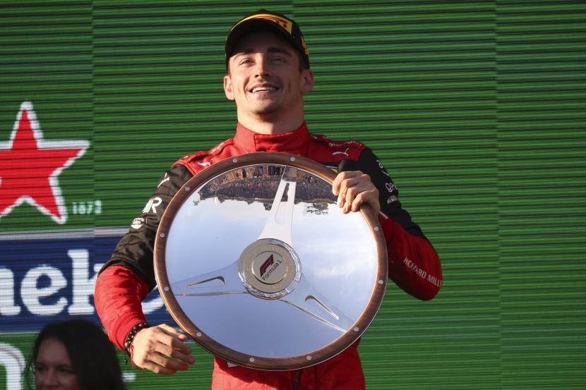 Pembalap Ferrari Charles Leclerc dari Monaco memegang trofi setelah menjuarai Grand Prix Formula Satu Australia di Melbourne, Australia, Ahad, 10 April 2022. Charles Leclerc mengamankan pole position keempatnya musim ini setelah tampil tercepat di babak kualifikasi Grand Prix Spanyol, Sabtu.