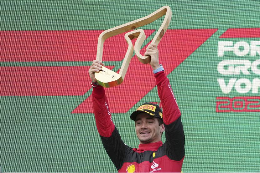 Pembalap Ferrari Charles Leclerc dari Monaco merayakan di podium setelah memenangkan Grand Prix F1 Austria di arena pacuan kuda Red Bull Ring di Spielberg, Austria, Ahad, 10 Juli 2022. 