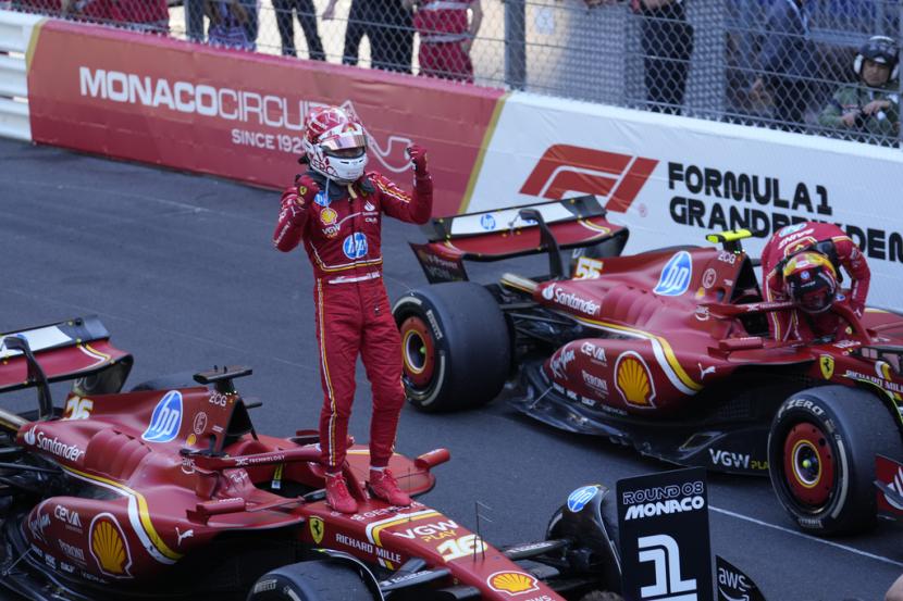 Pembalap Ferrari Charles Leclerc dari Monaco merayakan kemenangannya setelah finis tercepat pada balapan Formula Satu Grand Prix Monaco di Sirkuit Monte Carlo, Monaco, Ahad, 26 Mei 2024.