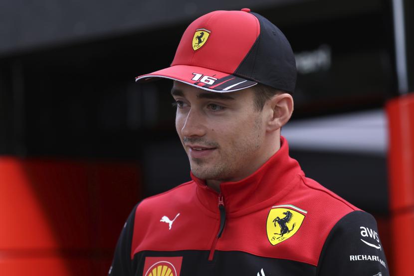 Pembalap Ferrari Charles Leclerc dari Monaco tiba di trek jelang Grand Prix Formula Satu Australia di Melbourne, Australia, Kamis, 7 April 2022. 
