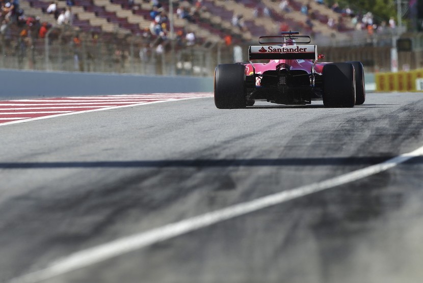 Pembalap Ferrari, Kimi Raikkonen pada sesi latihan bebas GP Spanyol di Sirkuit Catalunya, Sabtu (13/5).