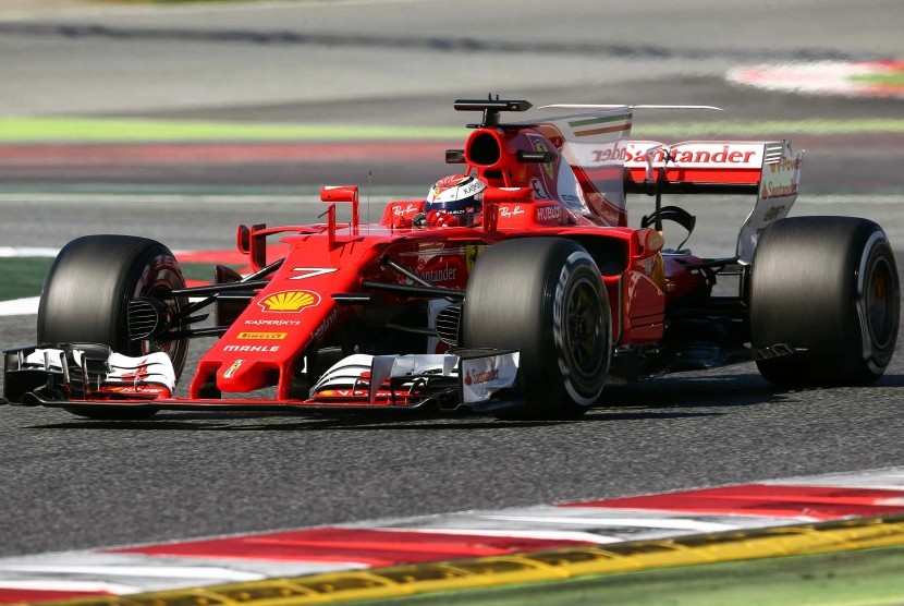 Pembalap Ferrari, Kimi Raikkonen pada sesi tes pramusim di sirkuit Catalunya, Barcelona, Spanyol, Jumat (10/3).