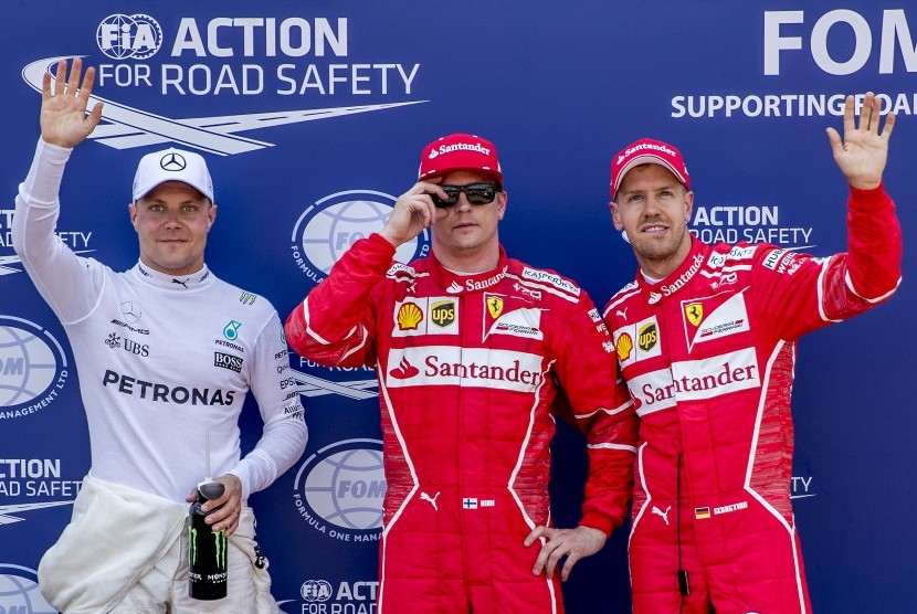 Pembalap Ferrari, Kimi Raikkonen (tengah) diapit rekan setimnya, Sebastian Vettel (kanan) dan pembalap Mercedes, Valtteri Bottas seusai babak kualifikasi GP Monako, Sabtu (27/5). Raikkonen menjadi yang tercepat pada babak kualifikasi ini.