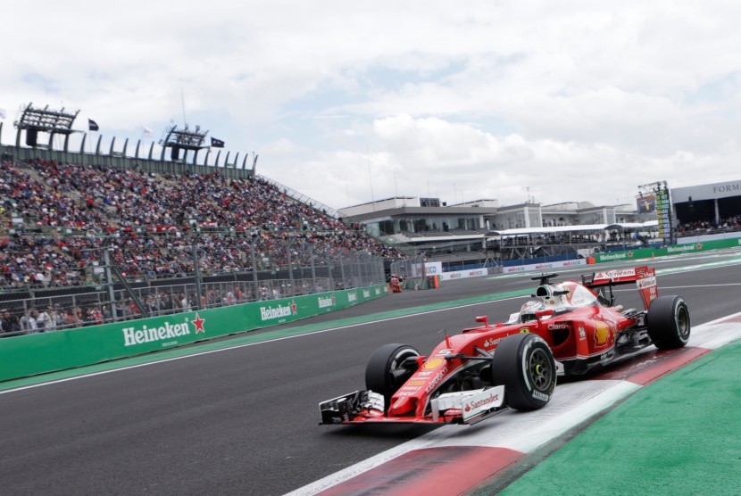 Pembalap Ferrari pada sesi latihan bebas kedua GP Meksiko di sirkuit Hermanos Rodriguez, Sabtu (29/10).