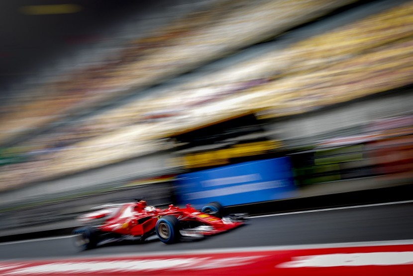 Pembalap Ferrari, Sebastian Vettel dalam sesi latihan bebas GP Cina di sirkuit Shanghai, akhir pekan ini.