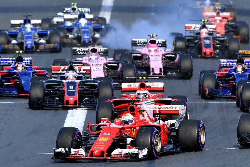 Pembalap Ferrari, Sebastian Vettel memimpin di depan pada balapan GP Australia di sirkuit Albert Park, Melbourne, Ahad (26/3).
