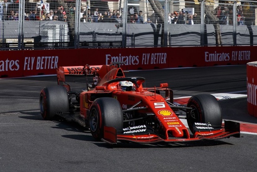 Pembalap Ferrari Sebastian Vettel mengendarai mobil SF90.