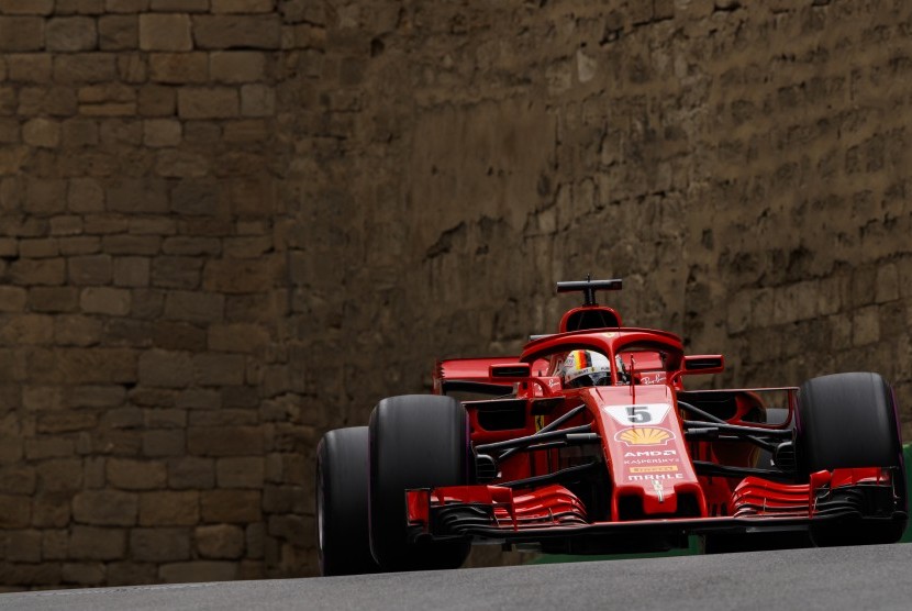 Pembalap Ferrari, Sebastian Vettel pada babak kualifikasi GP Azerbaijan di Sirkuit Baku, Sabtu (28/4).