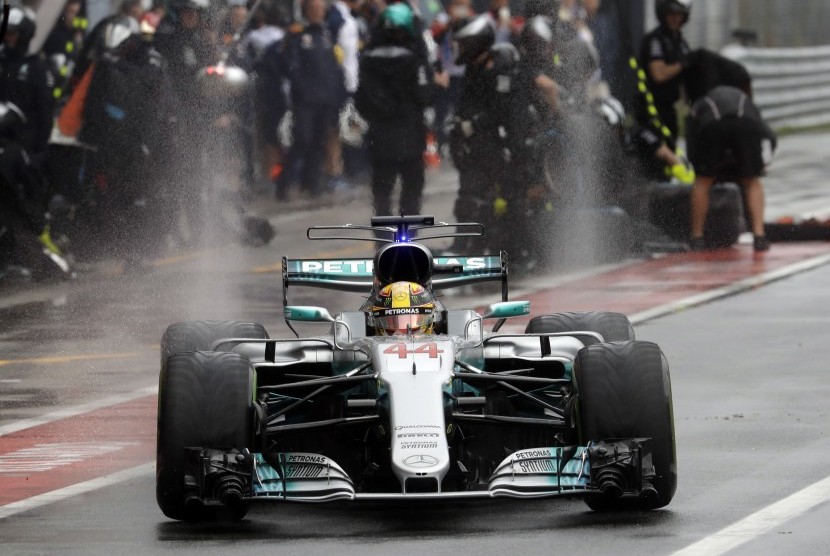 Aksi pembalap Mercedes Lewis Hamilton di Sirkuit Monza, Italia. (ilustrasi)