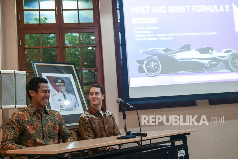 Pembalap Formula 2 asal Indonesia, Sean Gelael (kiri) bersama Pembalap Formula E asal Belgia Stoffel Vandoorne (kanan) menjadi pembicara terkait persiapan Formula E di Gedung Blok G, Balai Kota, Jakarta, Selasa (12/11/2019).