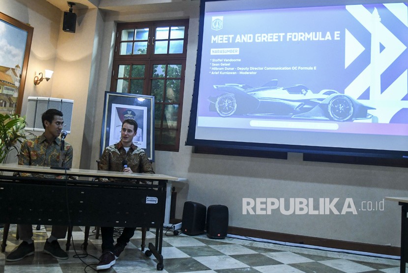 Pembalap Formula 2 asal Indonesia, Sean Gelael (kiri) bersama Pembalap Formula E asal Belgia Stoffel Vandoorne (kanan) menjawab pertanyaan wartawan saat konfrensi pers terkait persiapan Formula E di Gedung Blok G, Balai Kota, Jakarta, Selasa (12/11/2019).